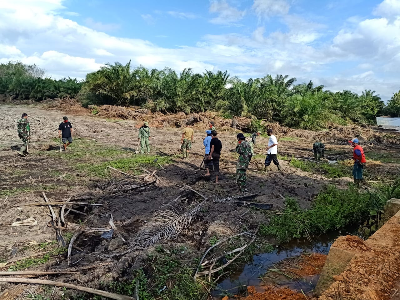TMMD KODIM 1014/P.BUN KOBAR MEMBANGUN PMA/EMBUNG