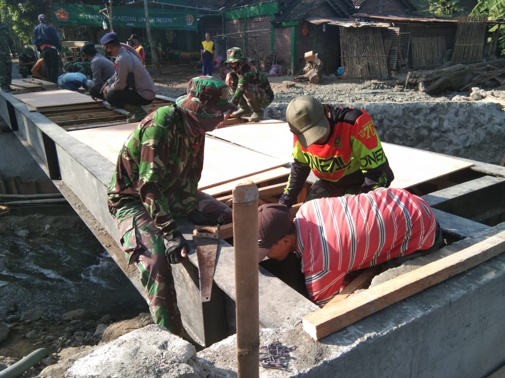 TERAPKAN 8 WAJIB TNI DALAM TMMD, MASYARAKAT TENANG DAN GEMBIRA