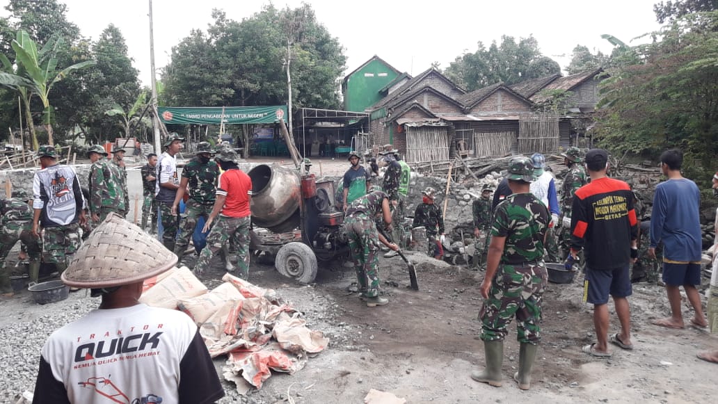 Warga Sumberagung Ikut Gotong Royong di TMMD 108 Kodim Bantul