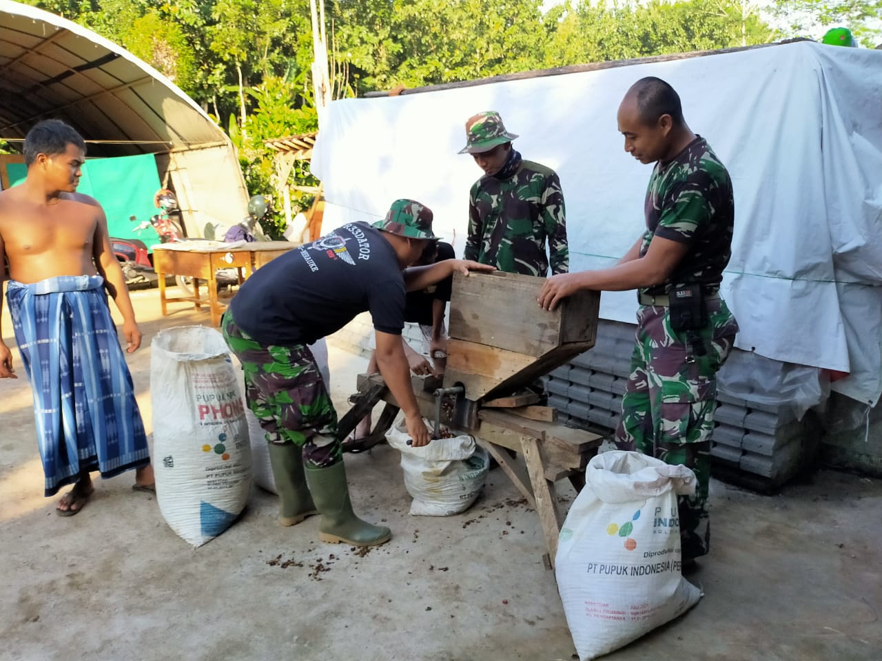 Satgas TMMD Bantu Warga Giling Kopi