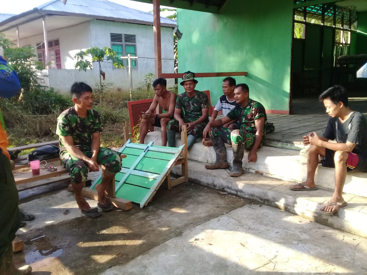 KEBERSAMAAN DALAM KEGIATAN TMMD REG KE108 ANGGOTA DAN MASYARAKAT