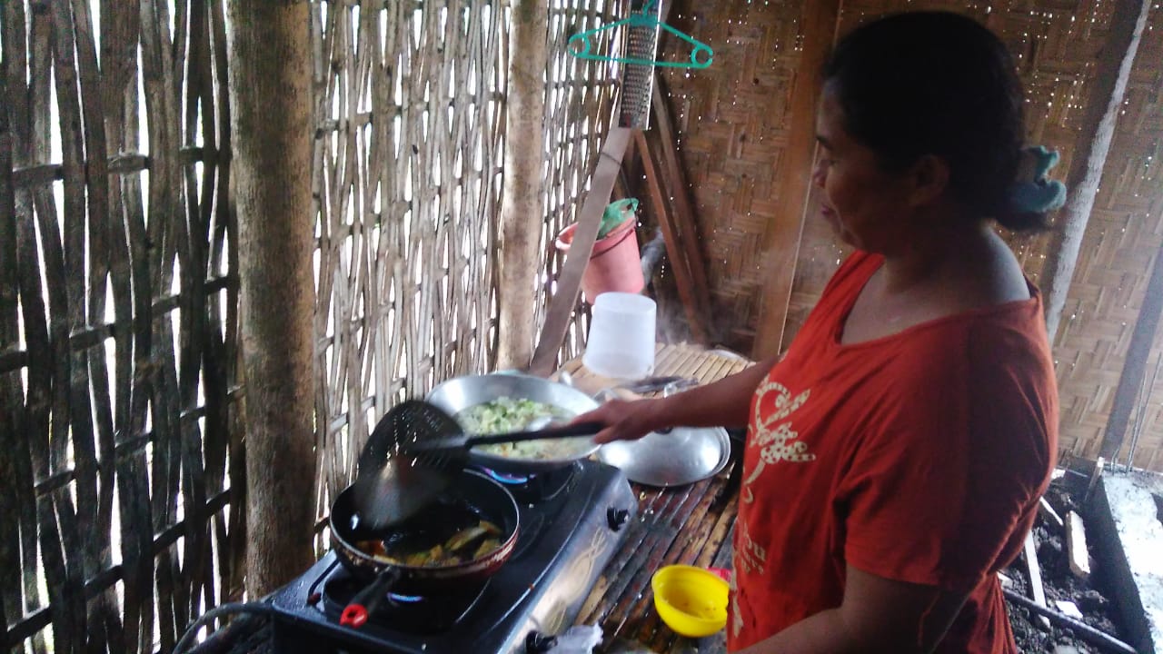 Memasak Buat Anggota Satgas Demi Gotong Royong