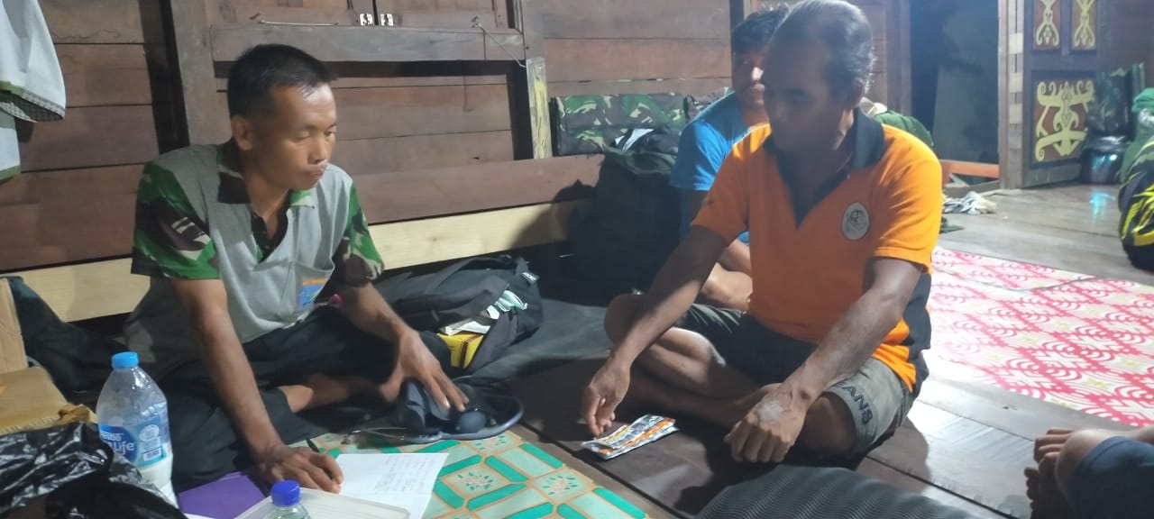 SERDA MASADI AJARI WARGA HIDUP SEHAT DI LOKASI TMMD REG KE-108.