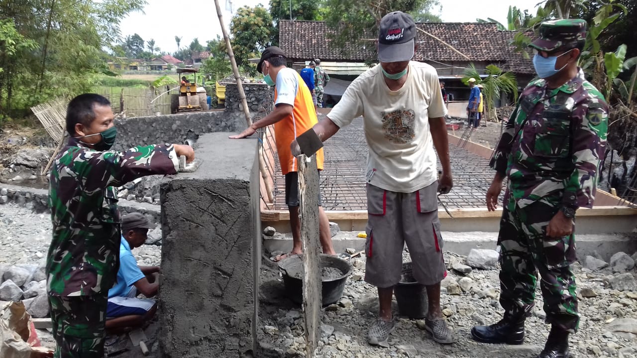 Anggota Satgas TMMD ke-108 Mulai Plester Dinding Jembatan