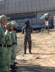 SALAH SATU TUGAS TMMD REG KE 108 TANAMKAN JIWA DISIPLIN PADA LINMAS DESA BANGUN JAYA