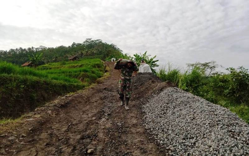 Masih Hujan di Lokasi TMMD Reguler Banyumas, Langsir Semen Manual