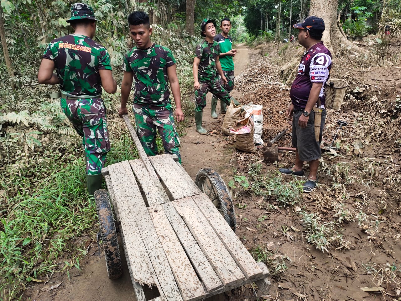 PRAKA ANTENO SI PENARIK GEROBAK TMMD REG 108 KODIM 1203/KETAPANG