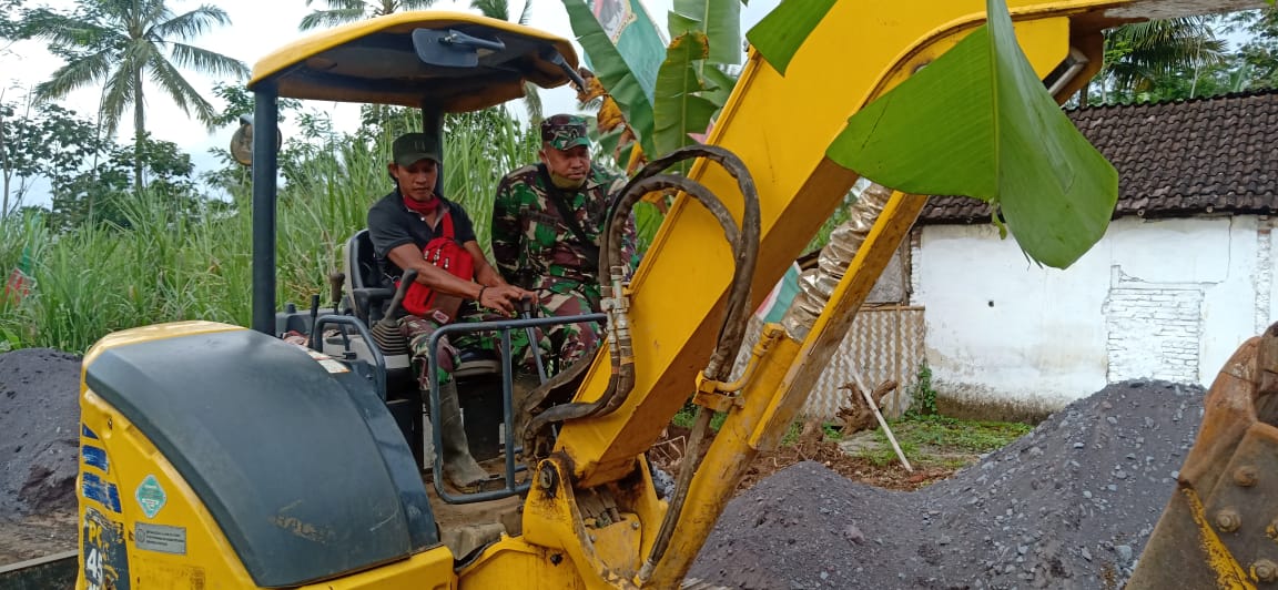 Rawat Alat Berat Perlancar Pelaksanaan TMMD 108