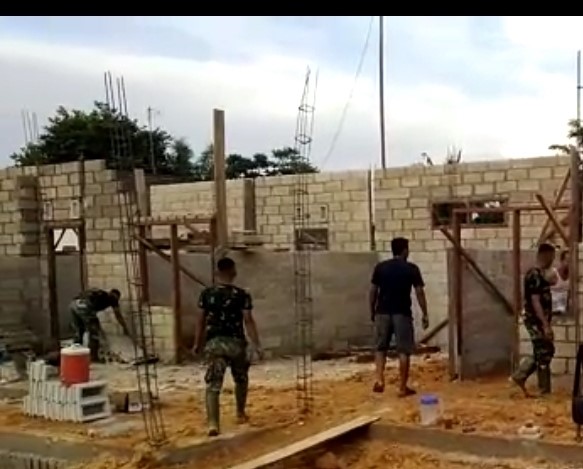 CUACA PANAS DAN HUJAN JADI SAHABAT SATGAS TMMD 108 KODIM 1014 DALAM PEMASANGAN DINDING POS TERPADU