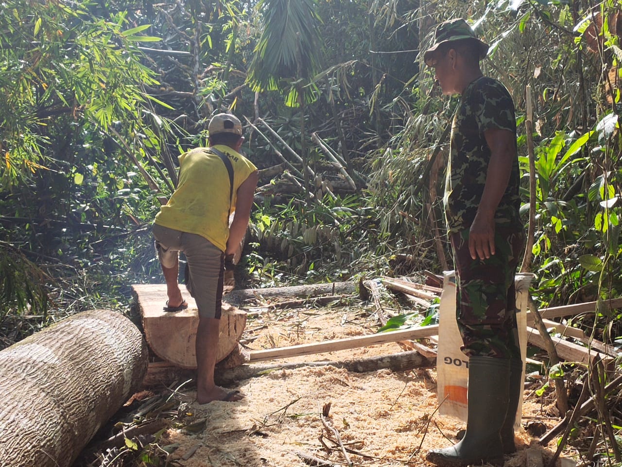 BERSAMA WARGA CARI MATERIAL TMMD REGULER KE-108