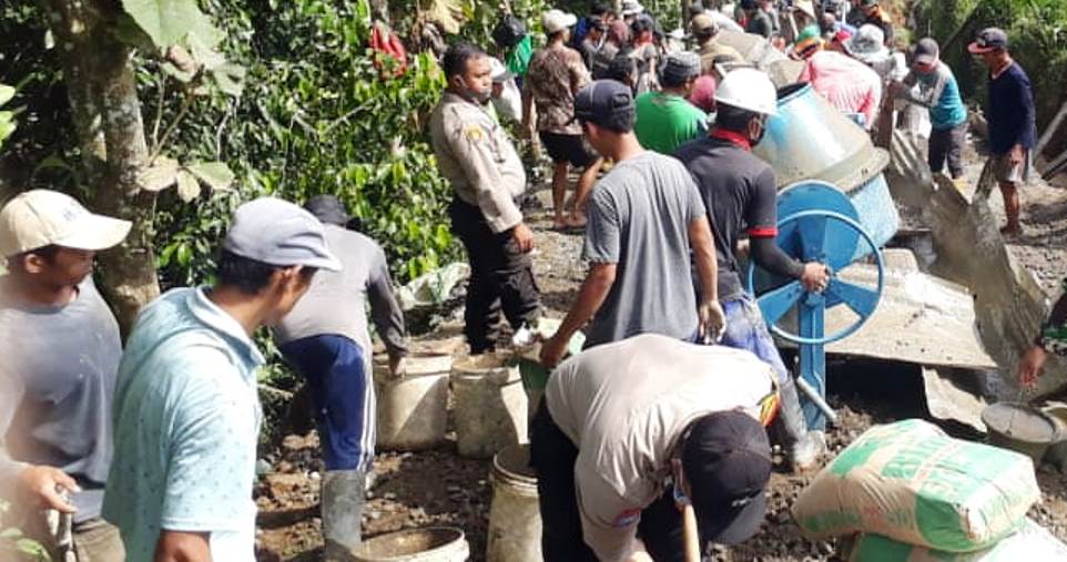 Anggota Polsek Pekuncen Yang Masih Konsisten di Jalan TMMD