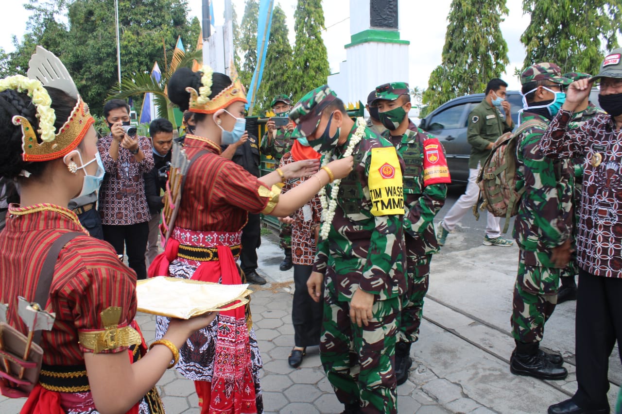 Waaster Kasad Kunjungi TMMD Reguler ke-108 di Bantul
