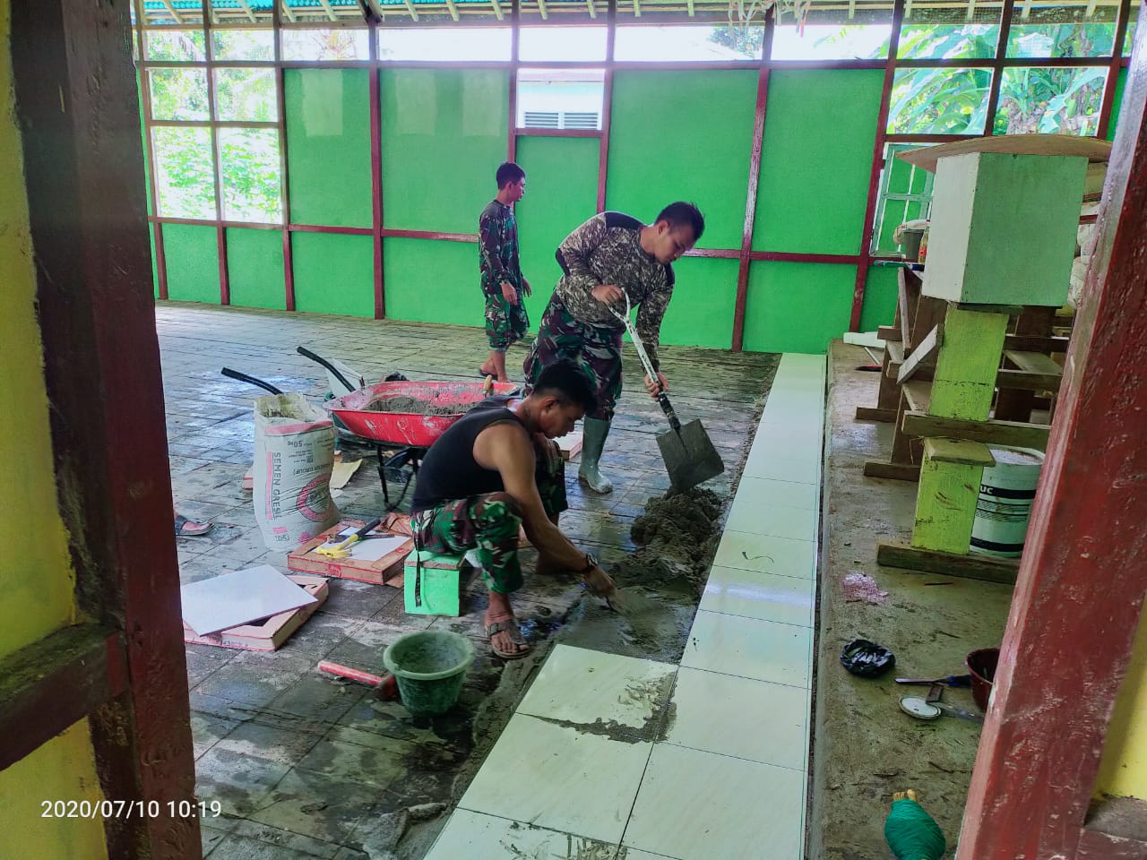 SATGAS TMMD REG KE-108 PASANG KERAMIK GEREJA SANTO YOHANES