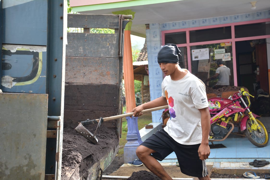Truk Pengangkut Pasir Untuk Program TMMD