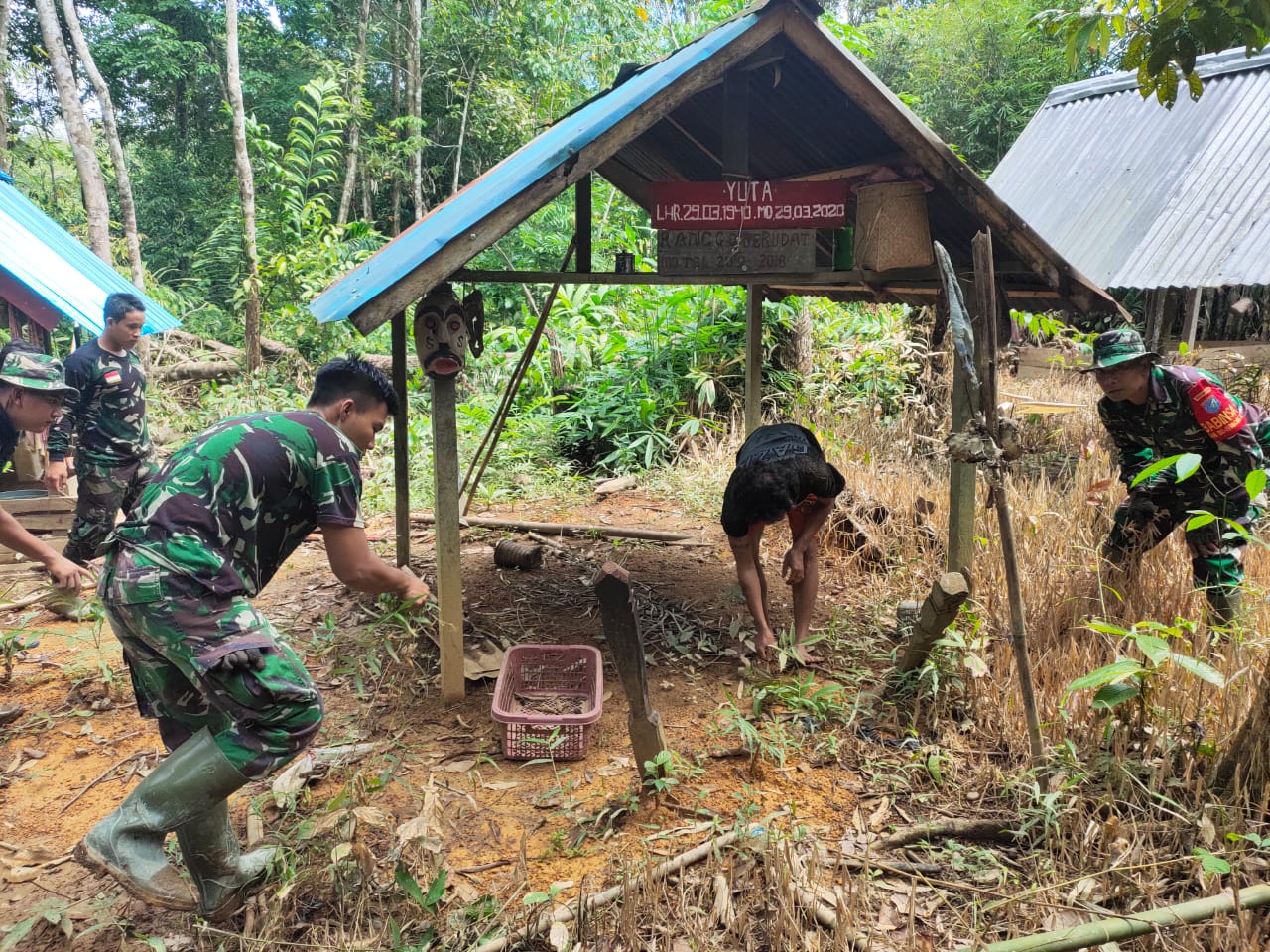 SATGAS TMMD REG KE-108 KODIM 1203/KETAPANG PEDULI LINGKUNGAN