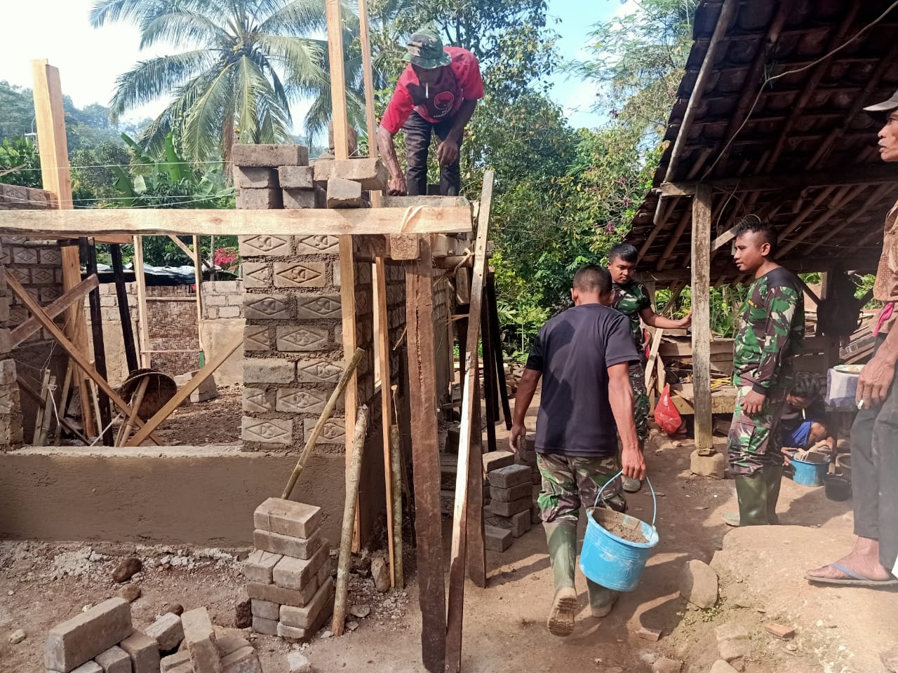 Rumah Ibu Nemah Karya TMMD 108 Memasuki Tahap Pemasangan Batu Bata
