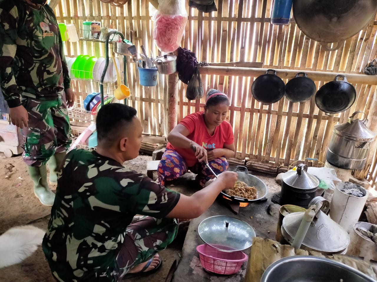 Satgas TMMD Bantu warga Memasak di Dapur