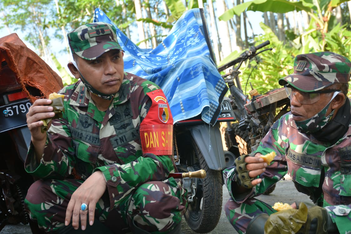 Dandim 0821 Makan Nogosari Di Jalan TMMD Bersama Warga