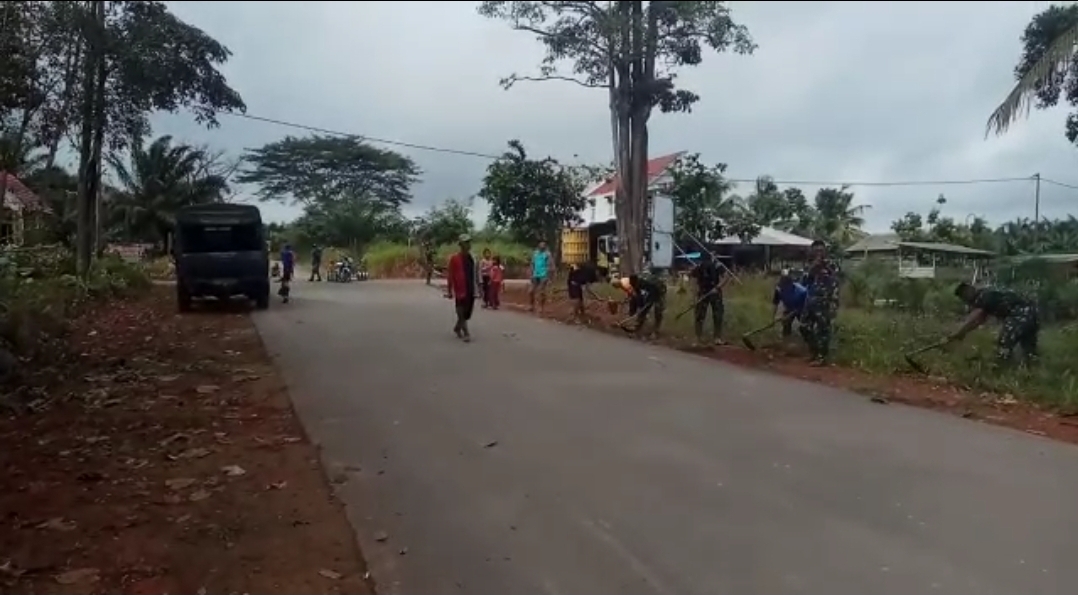 JALAN KECAMATAN DI DESA BANGUN JAYA DIBERSIHKAN