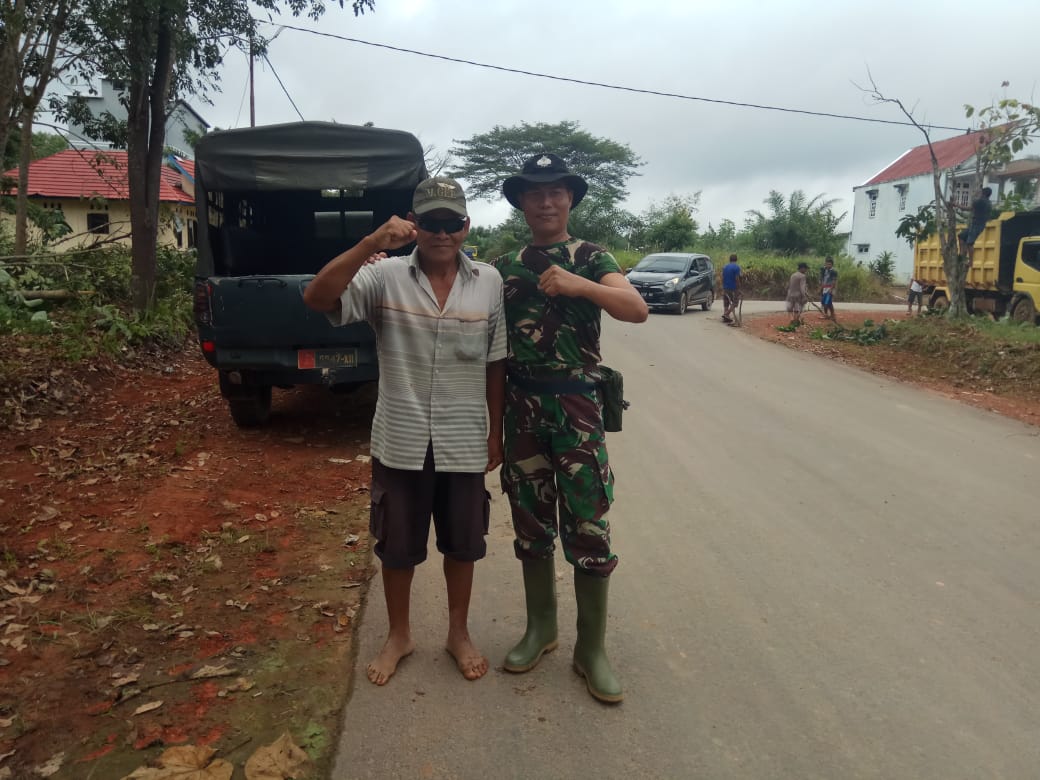 KEGIATAN KERJA BAKTI TIM TMMD 108 KODIM 1014, BERSAMA WARGA RT 12 DESA BANGUN JAYA