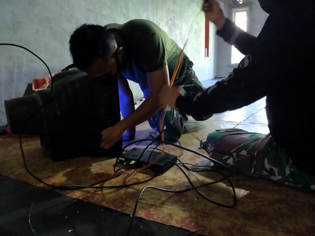 Waktu Senggang, Satgas TMMD 108 Bantu Benahi TVÂ Warga