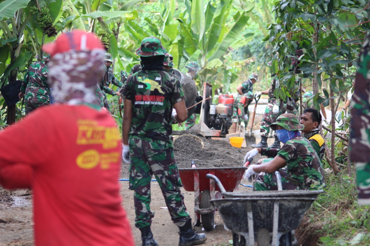 Kekuatan Gotong Royong Bangkitkan Etos Kerja di TMMD