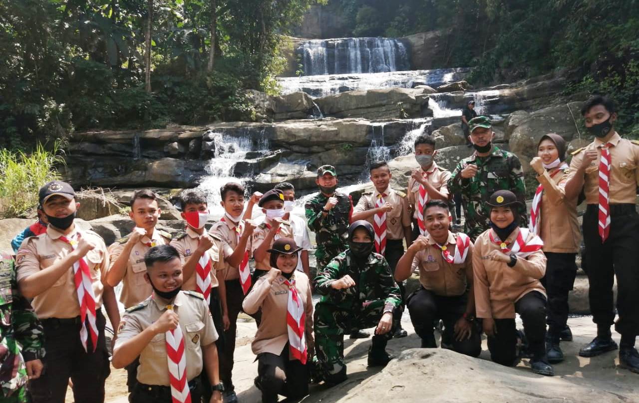 Satu Regu Pramuka Juga Berebut Ciptakan Kenangan di Curug Nangga