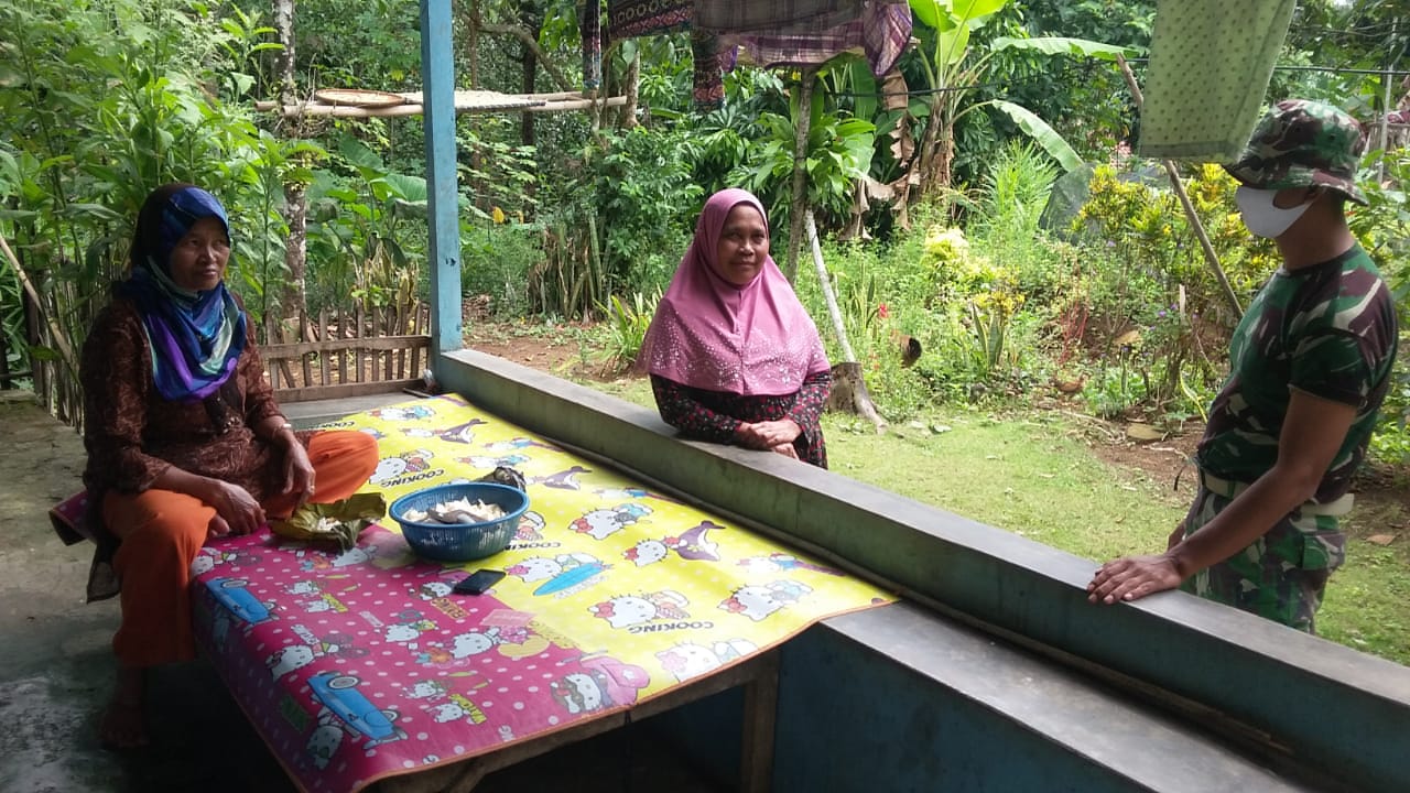 Wujud Perhatian Warga Kepada Satgas TMMD 108 Kodim 0605 Subang