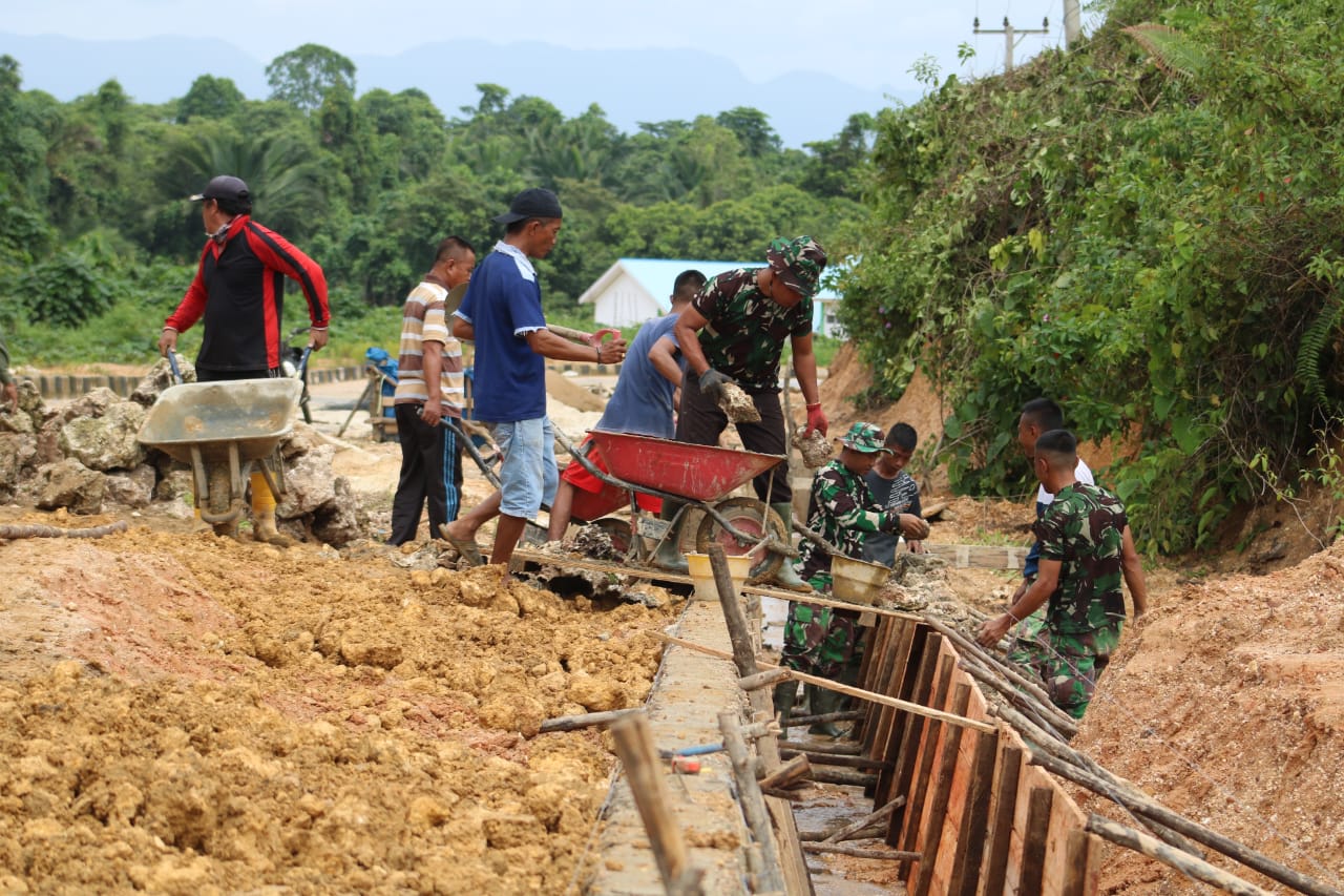 Bripka Asri Lasihima Nikmati TMMD 108 Bersama Prajurit di Konawe Kepulauan