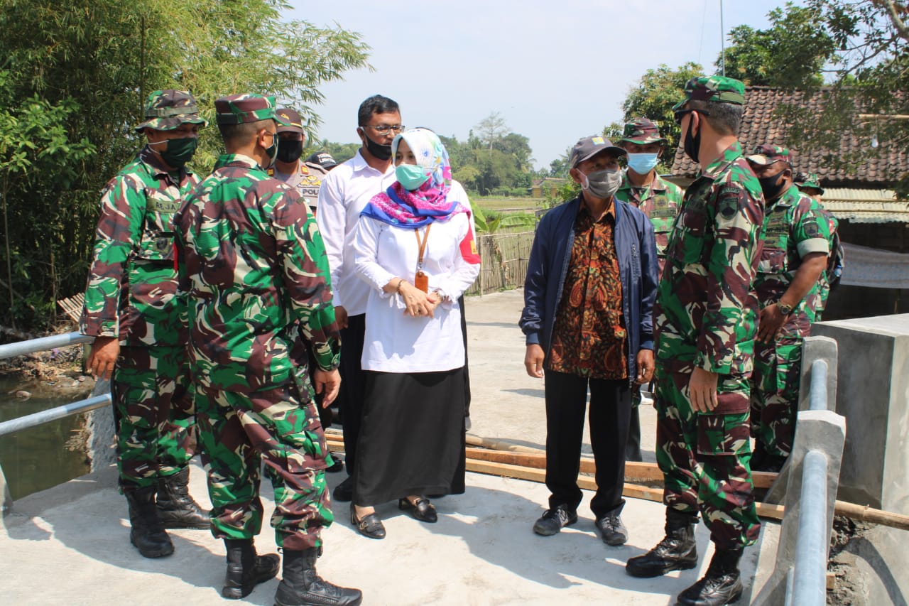 Purwanto Jelaskan Konstruksi Jembatan Kepada Ketua Tim Wasev Itdam IV Diponegoro