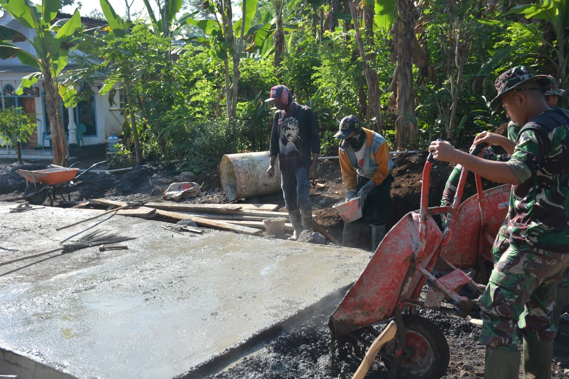 Satgas TMMD dan Warga Terus kebut Pembangunan Jalan Tembus