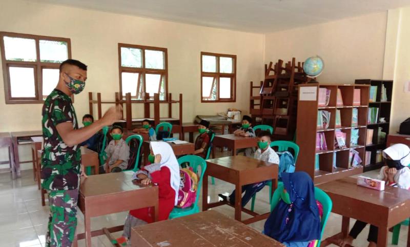 Ditugaskan di TMMD Banyumas, Prajurit Yonif 405 Surya Kusuma Jadi Guru Bantu