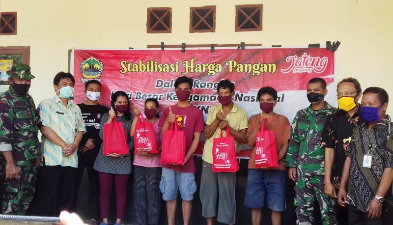 400 Orang Warga Petahunan Terima Bantuan Pangan Dintanhan Jateng di Non Fisik TMMD