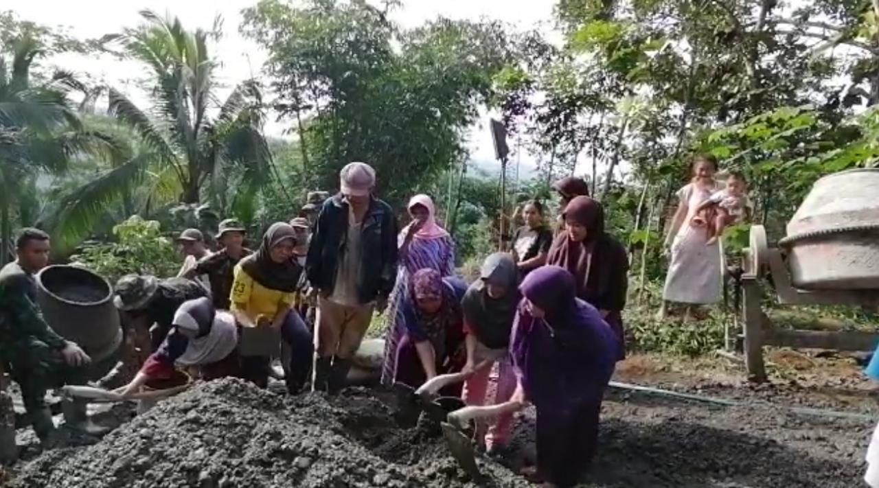 Proyek Pembangunan Jalan TMMD Mulai Masuk Desa, Emak-emak Petahunan Amuk Pasir