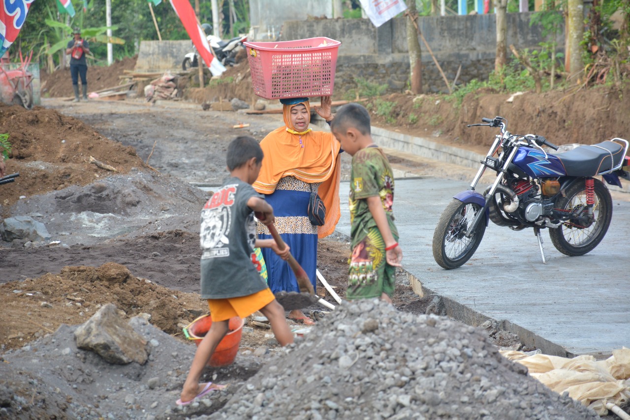 Sukseskan TMMD 108, Anak – anak ikut bantu Satgas TMMD