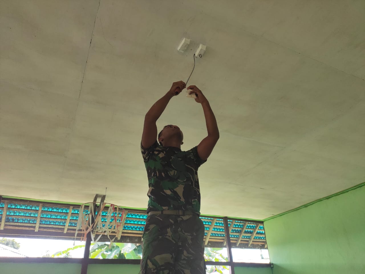 SATGAS TMMD REG KE-108 KODIM 1203/KETAPANG MEMASaNG EANGKAIN LAMPU