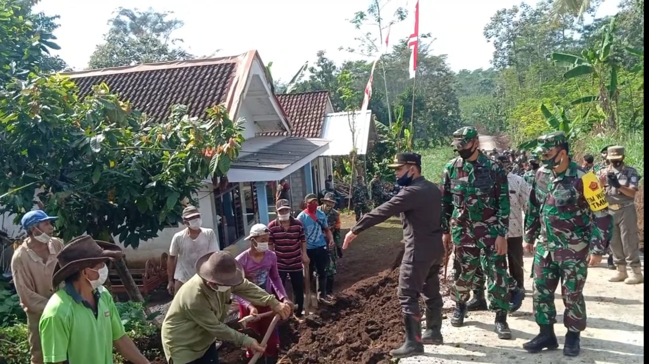 Bupati Lumajang Tunjukkan Kemajemukan dan Semangat Warga Pandansari Bantu TMMD