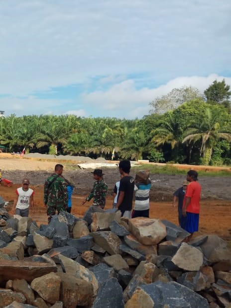 TMMD REG KE-108 TAHUN 2020 DI KABUPATEN SUKAMARA TIM KODIM 1014/PBN MENUNJUKAN KETANGGUHANNYA.