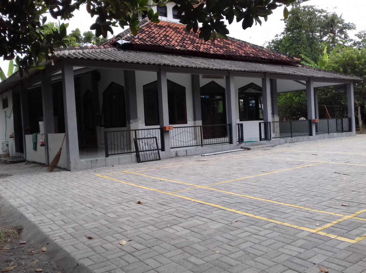 SATGAS TMMD BANTUL SELESAIKAN PEMASANGAN PAVING BLOK