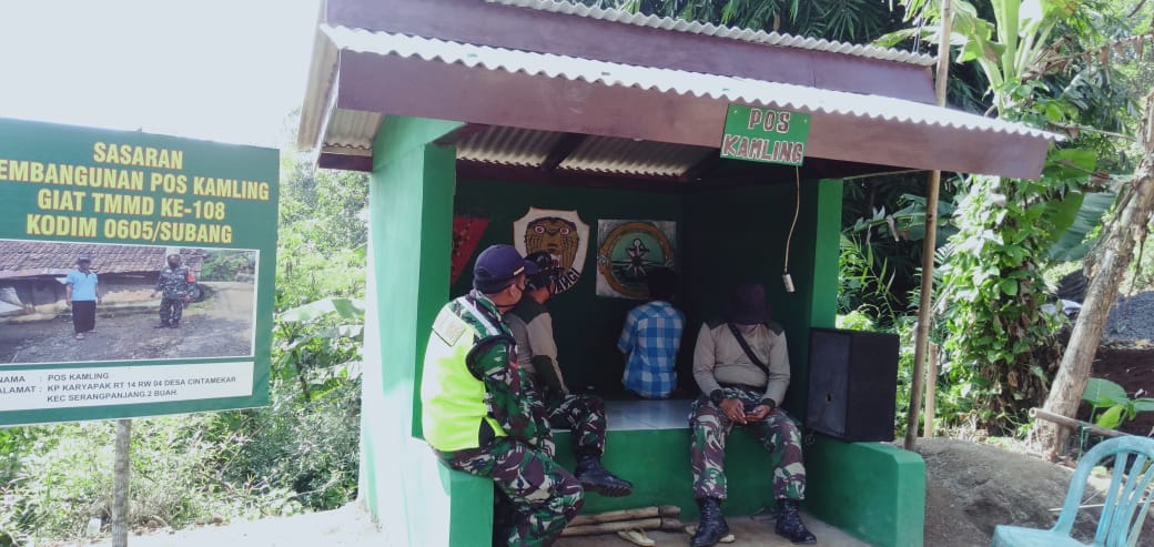 Anggota Satgas TMMD-108 Kodim 0605/Subang Sambangi Pos Ronda Cinta Mekar