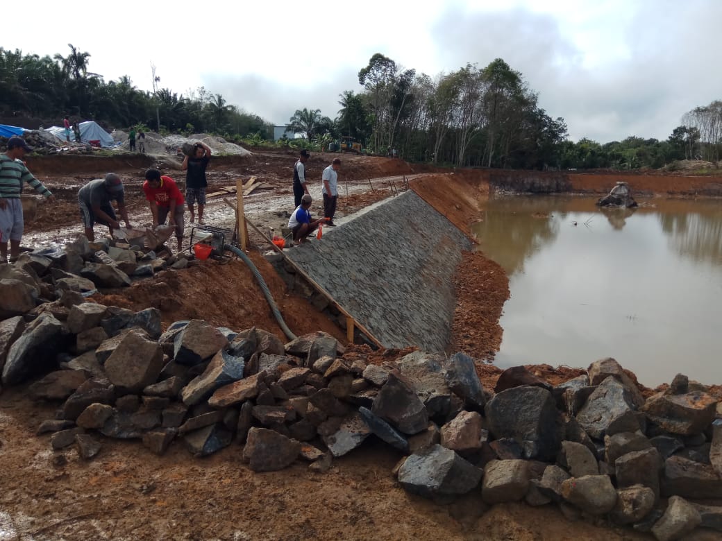 Satgas TMMD Bersama Warga Bergotong Royong Angkut Batu Belah Ke Sekitar Bibir Embung