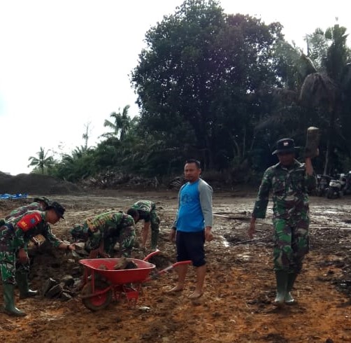 OPERASI SATGAS TMMD ANGKUT BATU BELAH SECARA MANUAL,KE BIBIR EMBUNG UNTUK DI PASANG SIRING