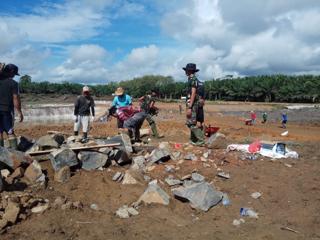 KUMPULKAN SISA BATU BELAH YG BERSERAKAN
