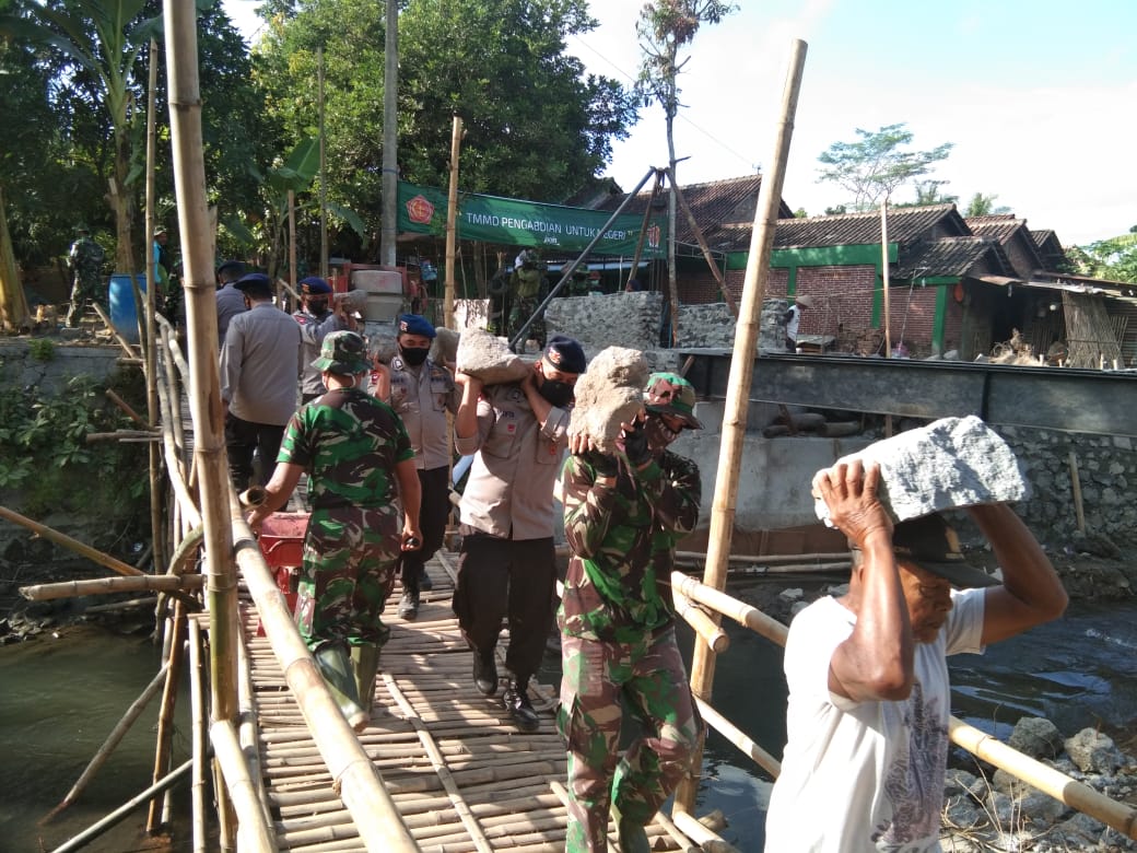 SATGAS TMMD KODIM BANTUL BERSAMA WARGA,BERGOTONG ROYONG ANGKUT BATU