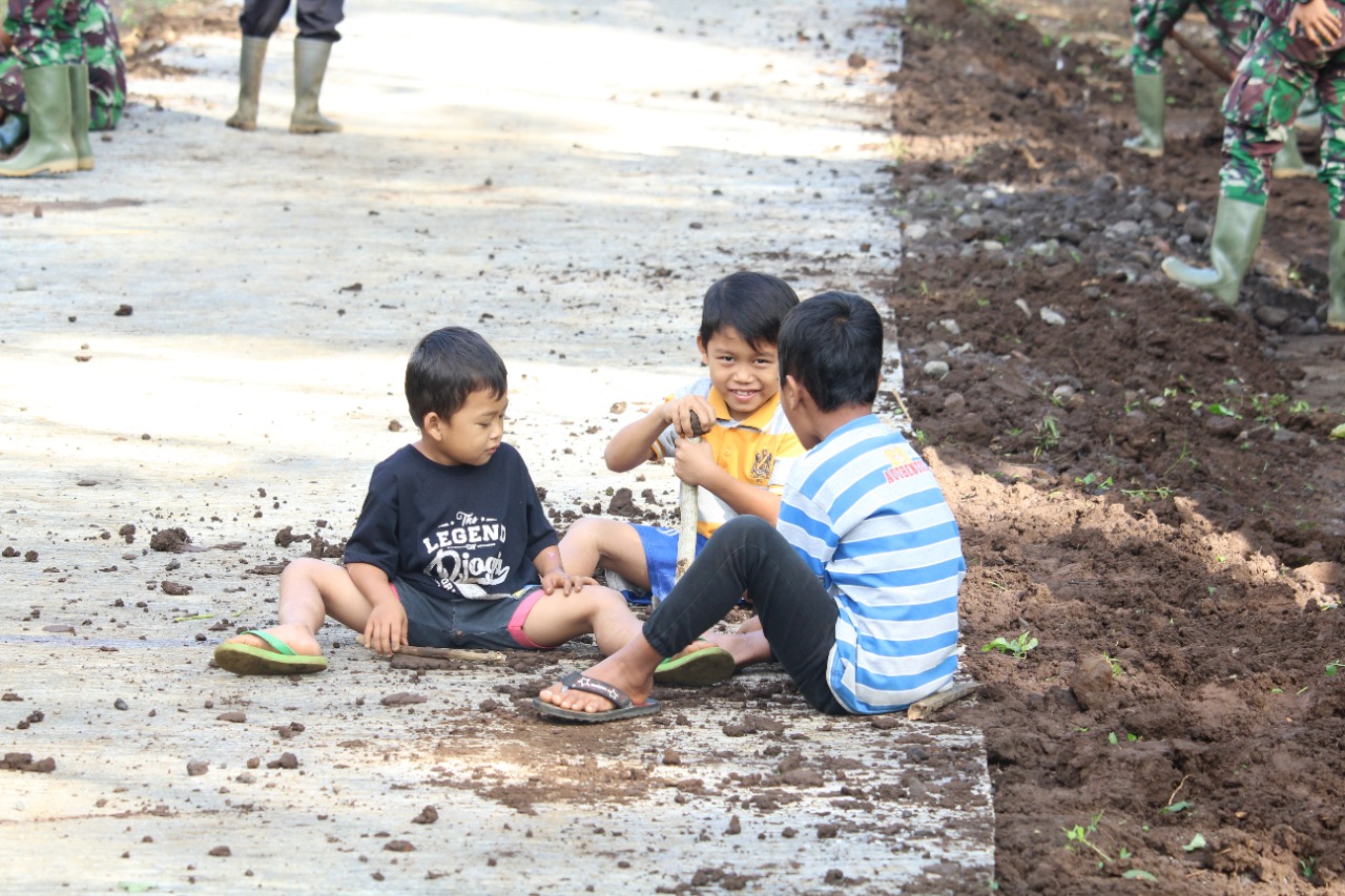 Senangnya Anak-Anak Bermain di Jalan Baru Dibangun Satgas TMMD