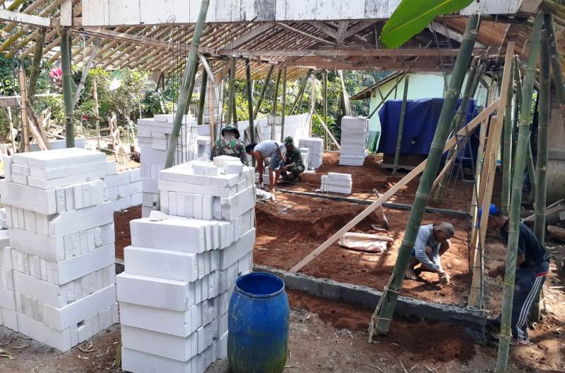 Rehab Rumah TMMD Reguler Banyumas Milik Tarsim Pasang Hebel dan Cor Kolom Praktis