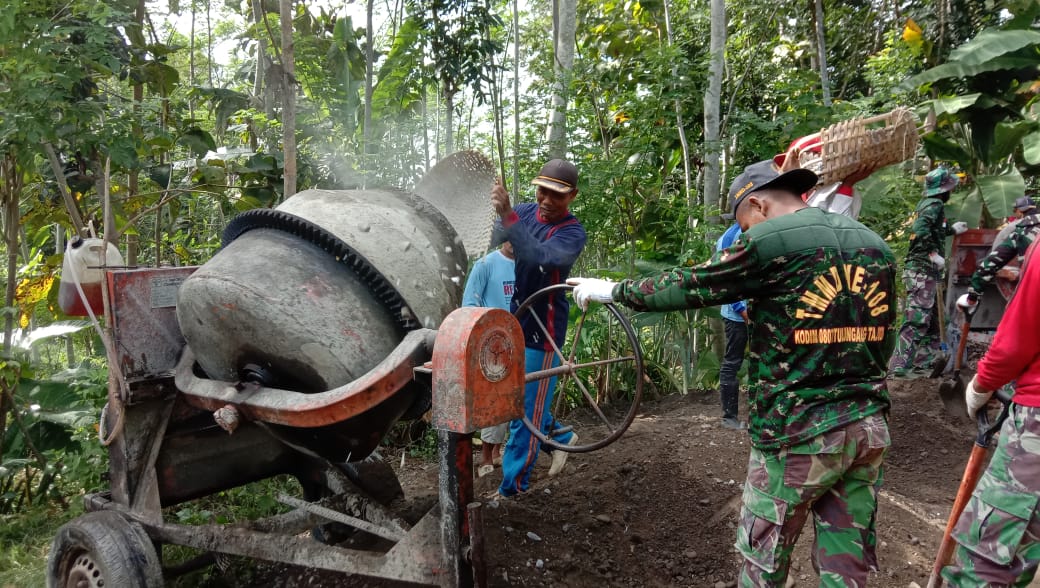 Pemuda Desa Ngepoh Tak Tinggal Diam ikut Rabat Cor