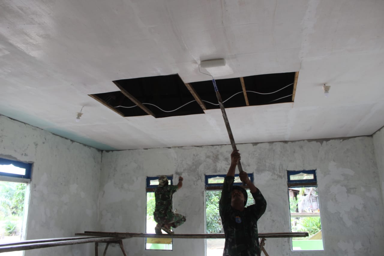 SATGAS TMMD REG KE-108 KODIM 1203/KETAPANG PENGECATAN PALFOn MUSHOLA