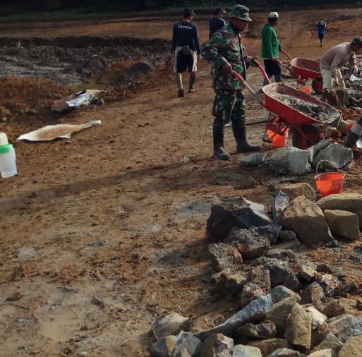 Satgas TMMD ke 108 Kodim 1014/Pbn rapikan sekitaran Embung