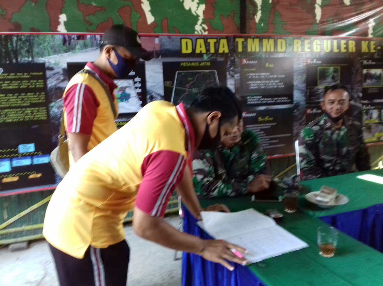 Dansatgas TMMD 108 Kodim Bantul Sosialisasi Pencegahan Covid -19 dan Bagi Sembako
